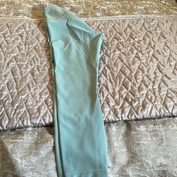 Lululemon 
DESCRIPTION 	Wunder Train HR Crop 23" *Contour Fit MYGD 4 - Picture 4 of 4
